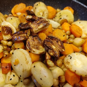 Pixelfed Photo: Roasted garlic, chickpeas, carrots and parsnips 